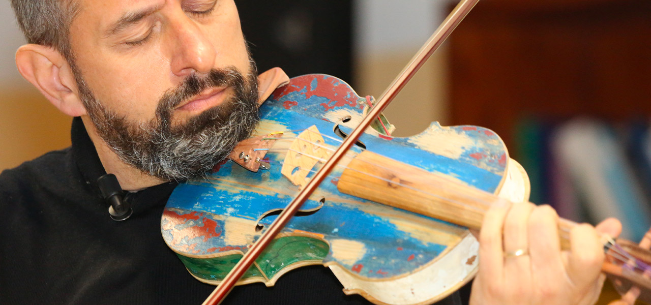 La métamorphose musicale des barques de Lampedusa